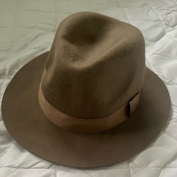 Stylish hat for fall - Picture 4 of 5